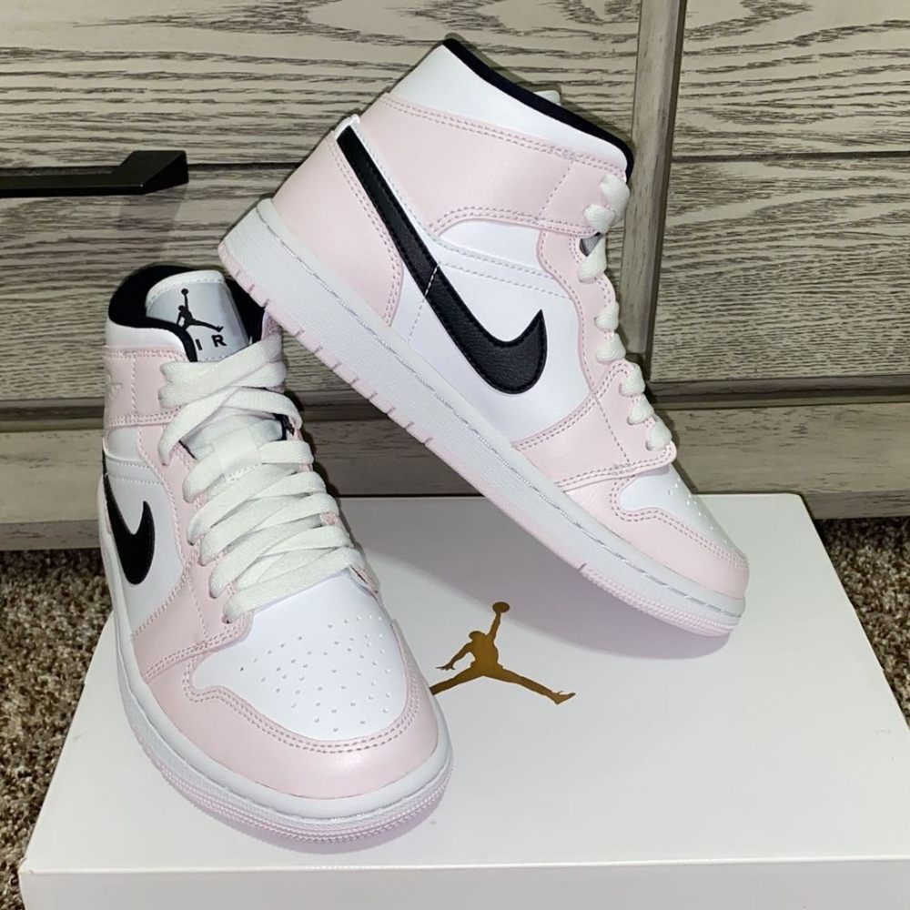 AIR JORDAN (BARELY ROSE)